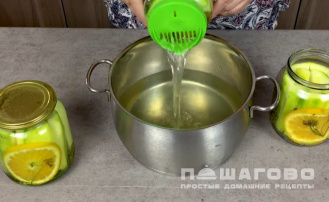 Фото приготовления рецепта: Маринованные кабачки на зиму - шаг 3