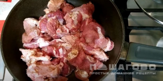 Фото приготовления рецепта: Шашлык на сковороде из свинины - шаг 3