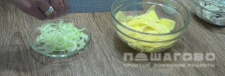 Фото приготовления рецепта: Кета с картошкой запечённая в духовке - шаг 2