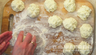 Фото приготовления рецепта: Воздушные кето сырники с манкой - шаг 2