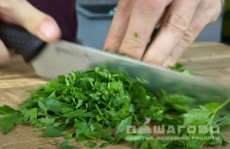 Фото приготовления рецепта: Салат с кукурузой и фасолью - шаг 5