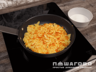 Фото приготовления рецепта: Картофельные лепешки с зеленым луком и сметаной - шаг 4