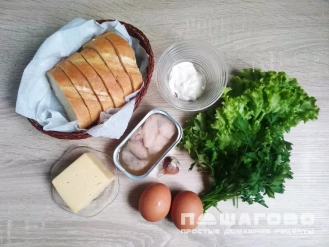 Фото приготовления рецепта: Бутерброды с печенью трески и сыром - шаг 1