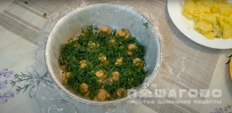 Фото приготовления рецепта: Салат «Грибная поляна» с консервированными шампиньонами - шаг 2