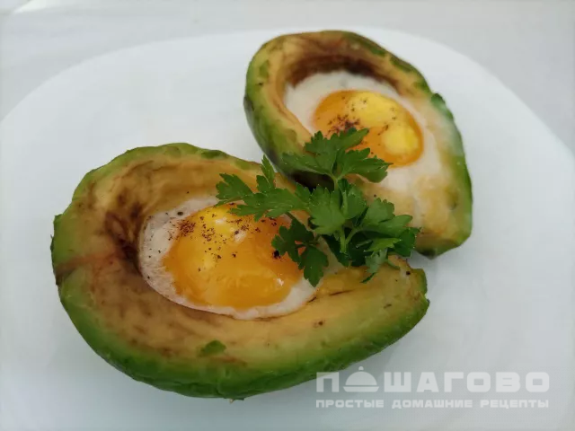 Яичница в авокадо