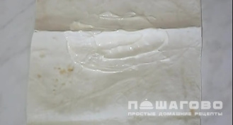 Фото приготовления рецепта: Шаурма с колбасой и капустой - шаг 6