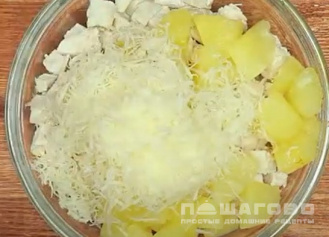 Фото приготовления рецепта: Салат из птицы с грецкими орехами и ананасом - шаг 2