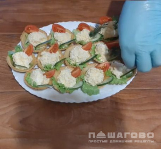 Фото приготовления рецепта: Тарталетки с сыром и чесноком - шаг 3