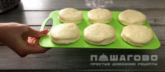Фото приготовления рецепта: Пончики со сгущенкой - шаг 11