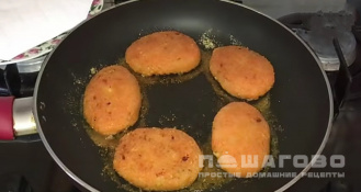 Фото приготовления рецепта: Морковные котлеты без яиц - шаг 7