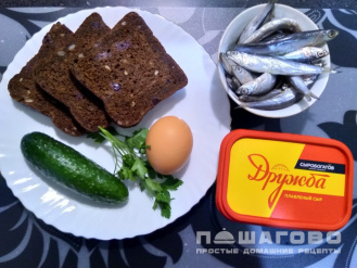 Фото приготовления рецепта: Бутерброды с анчоусами  на ржаном хлебе - шаг 1