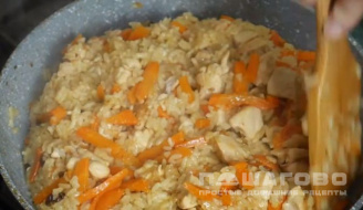 Фото приготовления рецепта: Плов с курицей на сковороде - шаг 8
