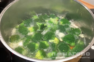 Фото приготовления рецепта: Крем-суп из брокколи - шаг 2