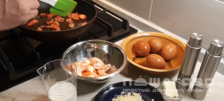 Фото приготовления рецепта: Омлет с креветками - шаг 1