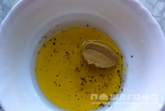 Фото приготовления рецепта: Медово-горчичная заправка для салата - шаг 2
