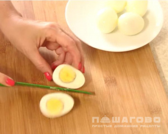 Фото приготовления рецепта: Канапе с кусочками сельди и яйцом - шаг 1