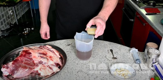 Фото приготовления рецепта: Нога кабана в духовке - шаг 2
