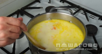 Фото приготовления рецепта: Нежный куриный суп-пюре с сыром - шаг 7