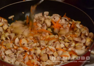 Фото приготовления рецепта: Грибной суп с картофелем и зеленью - шаг 3