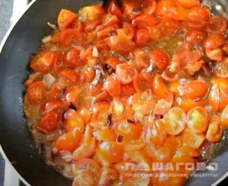 Фото приготовления рецепта: Паста с тунцом и томатами - шаг 3