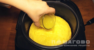 Фото приготовления рецепта: Апельсиновый пирог в мультиварке с кукурузной мукой - шаг 9