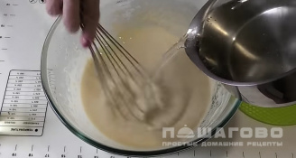 Фото приготовления рецепта: Сладкие русские блины на дрожжах - шаг 6