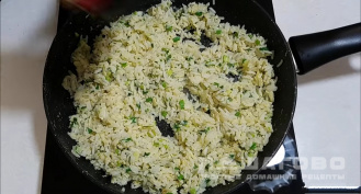 Фото приготовления рецепта: Рис жареный с яйцом - шаг 5