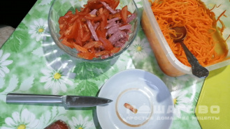 Фото приготовления рецепта: Салат из копченой колбасы и корейской моркови - шаг 2