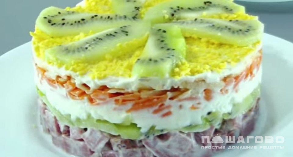 Фото приготовления рецепта: Салат Мясной с фруктами - шаг 6