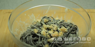 Фото приготовления рецепта: Паста с чернилами каракатицы - шаг 4