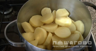 Фото приготовления рецепта: Бифарше (запеканка из картофельного пюре и куриного фарша) - шаг 1
