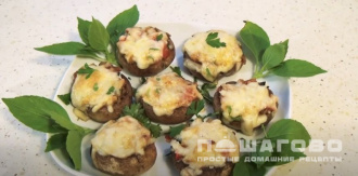 Фото приготовления рецепта: Шампиньоны фаршированные помидорами и сыром - шаг 14