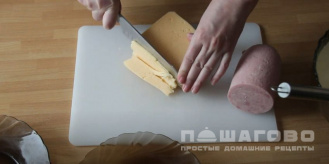 Фото приготовления рецепта: Начинка для блинов - ветчина с сыром - шаг 5