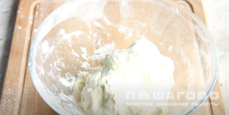 Фото приготовления рецепта: Чебуреки с куриным фаршем - шаг 1