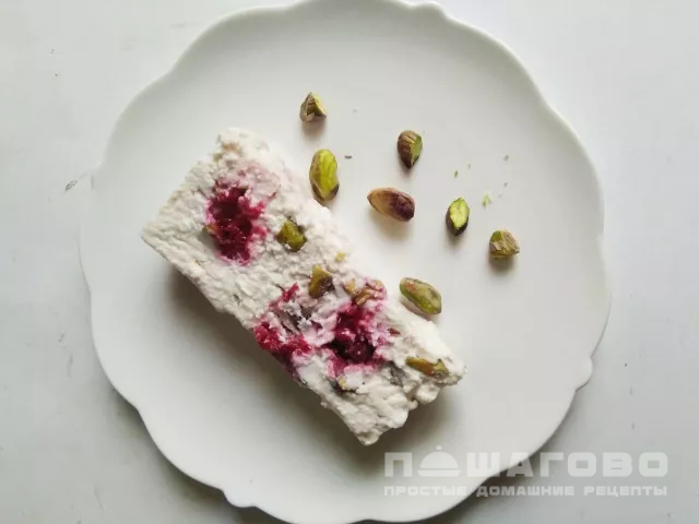 Творожный террин с фисташками и малиной