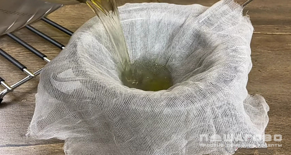 Фото приготовления рецепта: Заливное из курицы - шаг 6