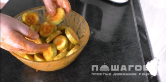 Фото приготовления рецепта: Кабачки в духовке с помидорами и сыром - шаг 2
