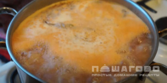 Фото приготовления рецепта: Суп из кильки в томатном соусе - шаг 9