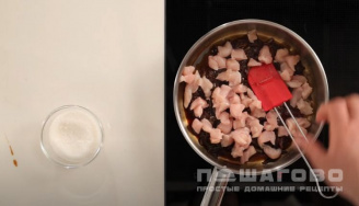 Фото приготовления рецепта: Оякодон (японский омлет с рисом и курицей) - шаг 6