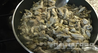 Фото приготовления рецепта: Паста фетучини с курицей в сливочном соусе - шаг 7