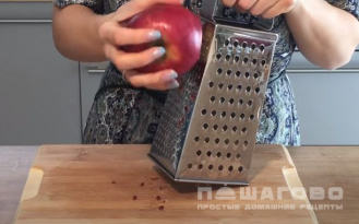 Фото приготовления рецепта: Яблочные вафли - шаг 2