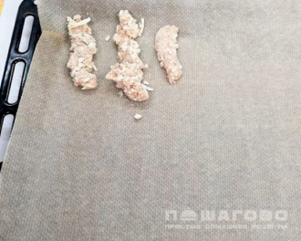 Фото приготовления рецепта: Куриные палочки в панировке в духовке - шаг 4