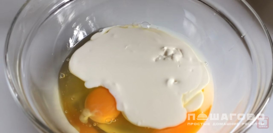 Фото приготовления рецепта: Куриные оладьи с чесноком и майонезом - шаг 7