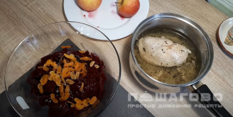 Фото приготовления рецепта: Салат из свеклы с курагой и изюмом - шаг 2