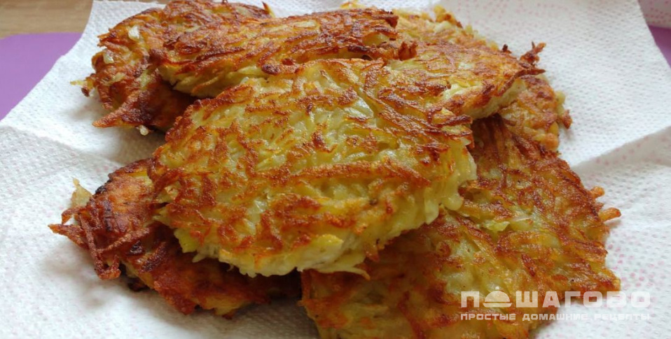 Фото приготовления рецепта: Драники с мясом - шаг 4