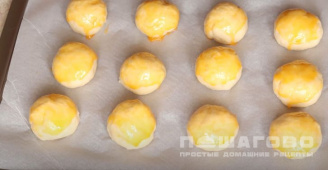 Фото приготовления рецепта: Сладкие творожные булочки в духовке на завтрак - шаг 6