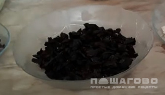 Фото приготовления рецепта: Салат Березка с черносливом - шаг 1
