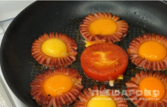 Фото приготовления рецепта: Яичница с сосисками - шаг 5