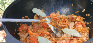 Фото приготовления рецепта: Бигус из свежей капусты с мясом в казане - шаг 7