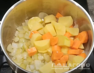 Фото приготовления рецепта: Суп-пюре из брокколи с сыром - шаг 2
